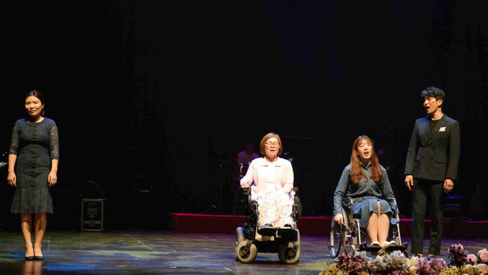 배우 4명이 무대에 서있다 배우 4명이 무대에 서있다