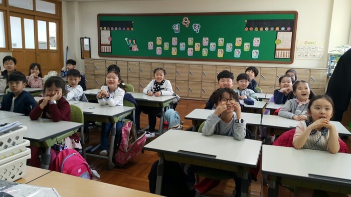 프레젠테이션에 집중하는 학생들 모습 프레젠테이션에 집중하는 학생들 모습