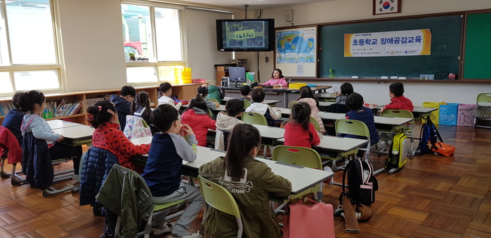 프레젠테이션 강의를 진행하고 있는 김윤정강사모습 프레젠테이션 강의를 진행하고 있는 김윤정강사모습