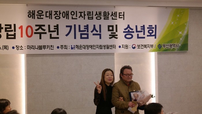 김영웅 원장님 상장 받는 중 김영웅 원장님 상장 받는 중