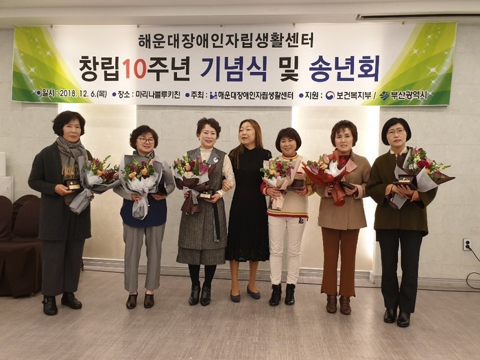 상장 받는 활동지원사들 사진 상장 받는 활동지원사들 사진
