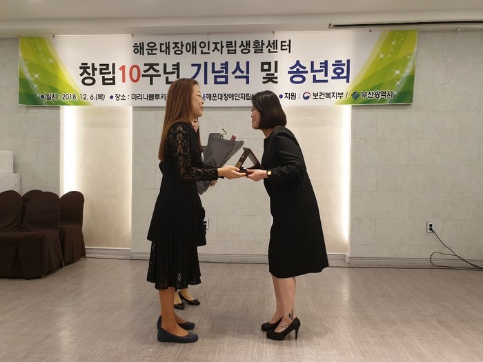 이은성 상장 받는 중 이은성 상장 받는 중
