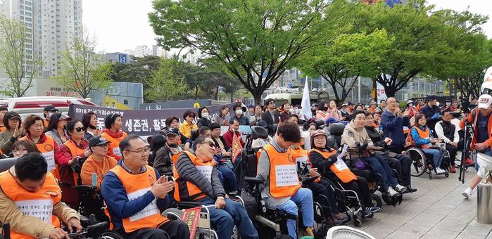 시청에 모인 회원들 시청에 모인 회원들