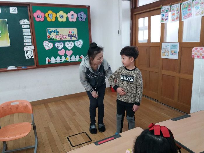 안내보행을 체험해보는 학생 모습 안내보행을 체험해보는 학생 모습