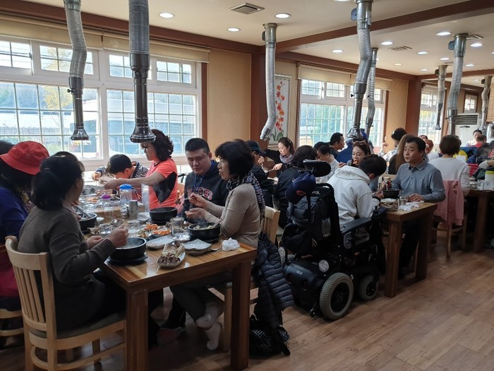 식사중인 회원들 사진 식사중인 회원들 사진