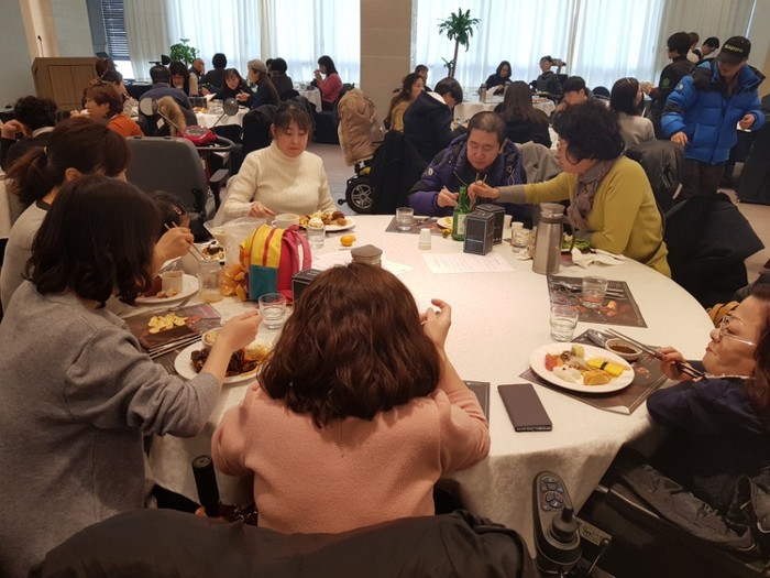식사중인 회원들 식사중인 회원들