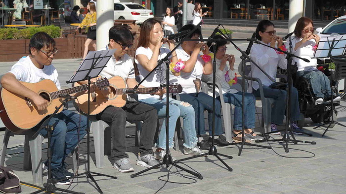 소나기와 울타리 공연 중인 사진 소나기와 울타리 공연 중인 사진