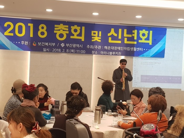 섹소폰 연주하는 박지우 섹소폰 연주하는 박지우