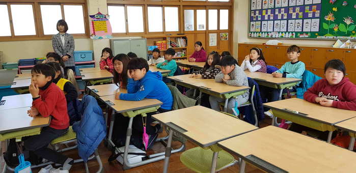 교육에 집중하고 있는 학생들 모습 교육에 집중하고 있는 학생들 모습
