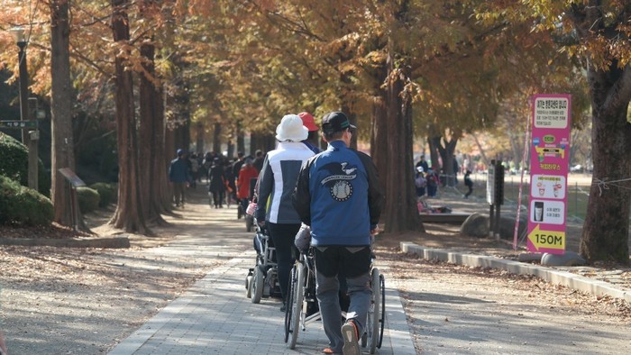 걷고 있는 회원들 사진 걷고 있는 회원들 사진