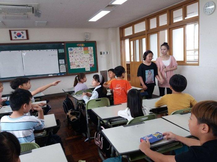 안내보행법을 설명하고 있는 김경미 강사 모습 안내보행법을 설명하고 있는 김경미 강사 모습