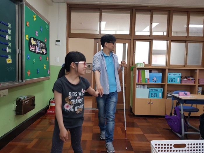 학생들에게 안내보행법을 설명하고 있는 이상훈 팀장 모습 학생들에게 안내보행법을 설명하고 있는 이상훈 팀장 모습