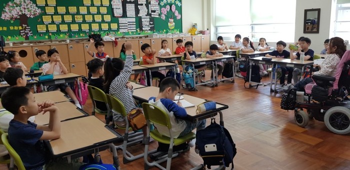 김윤정 강사에게 장애인에 대한 궁금한점을 질문하는 학생들모습 김윤정 강사에게 장애인에 대한 궁금한점을 질문하는 학생들모습