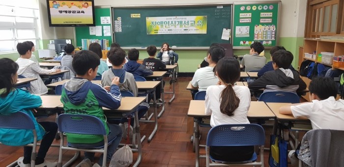 편견에 관하여 설명하고 있는 김윤정 강사 모습 편견에 관하여 설명하고 있는 김윤정 강사 모습