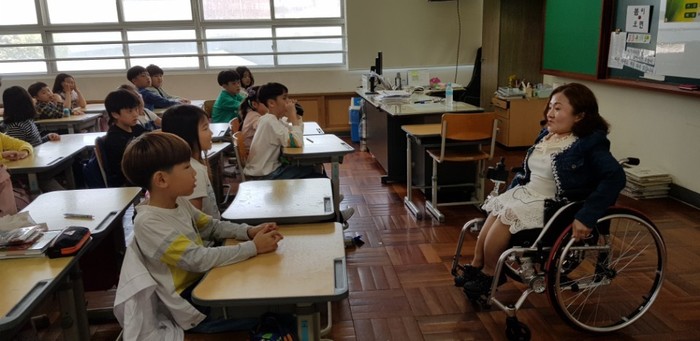 학생들에게 휠체어 종류에 대해 설명하고 있는 김윤정 강사모습 학생들에게 휠체어 종류에 대해 설명하고 있는 김윤정 강사모습