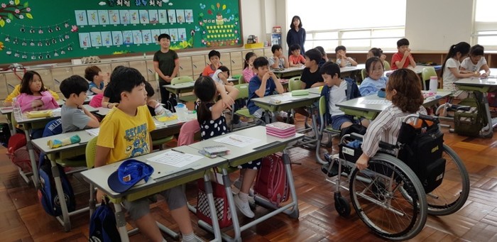 학생들에게 편견에 관하여 이야기하고 있는 김윤정 강사 모습 학생들에게 편견에 관하여 이야기하고 있는 김윤정 강사 모습
