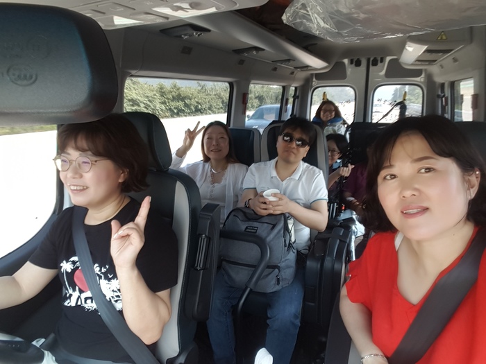 차 안에서 단체사진 차 안에서 단체사진