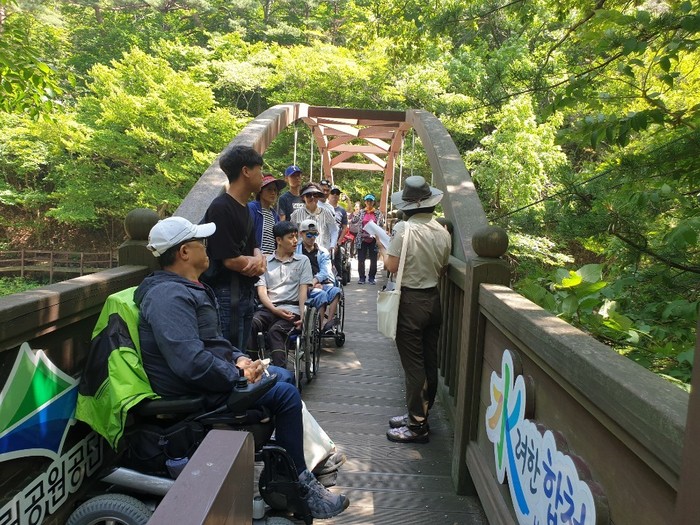 팀별로 국립공원담당자로부터 숲해설 경청 중