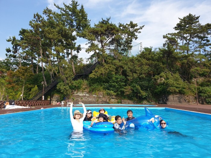 수영장 안에서 단체사진 수영장 안에서 단체사진