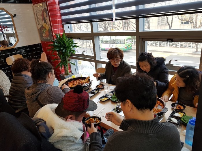 탈 시설 행사가 끝난후 체험 홈 식구들은 시청 근처 식당에서 닭갈비로 맛난 점심을 먹는 사진