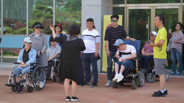 조별로 줄을 서서 해설가의 설명을 듣는 중 조별로 줄을 서서 해설가의 설명을 듣는 중