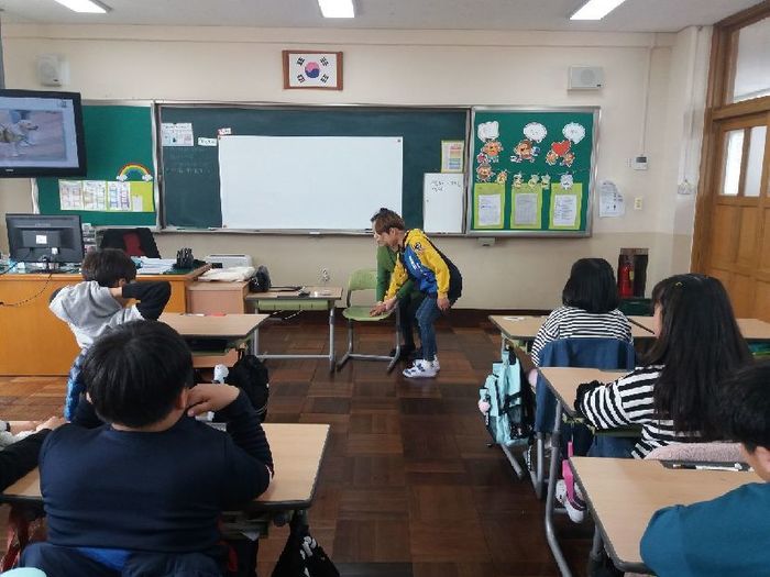 안내보행에 대해 직접 학생을 대상으로 설명하고 있는 김경미 강사 모습