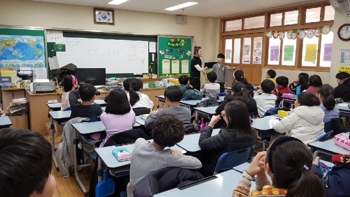 장애의 종류에 대해 설명하고 있는 김경미 강사모습