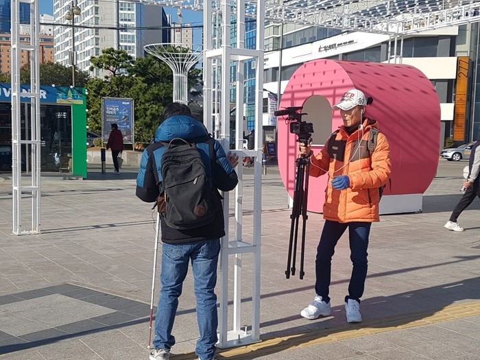 빛축제 광고구조물이 점자블록바로옆에 박혀있는모습 빛축제 광고구조물이 점자블록바로옆에 박혀있는모습