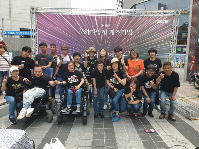 문화 다양성 현수막 앞에서 단체사진 문화 다양성 현수막 앞에서 단체사진
