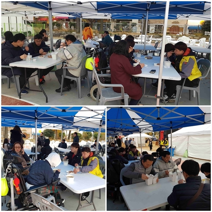 음식먹는 단체사진 음식먹는 단체사진