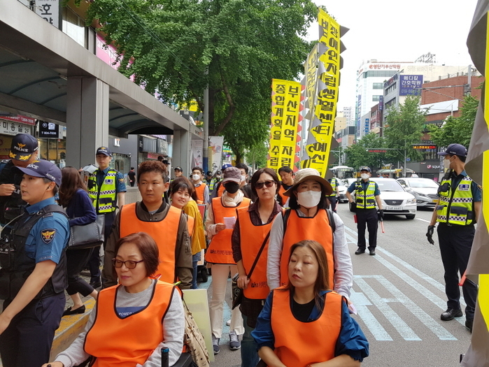 행진 중인 센터 회원들 행진 중인 센터 회원들
