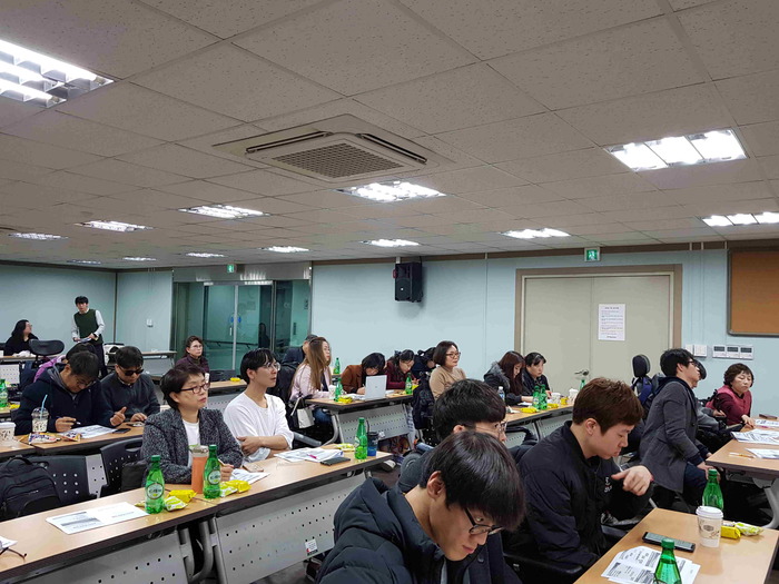 교육에 집중하고 있는 각센터 실무자들 모습 교육에 집중하고 있는 각센터 실무자들 모습