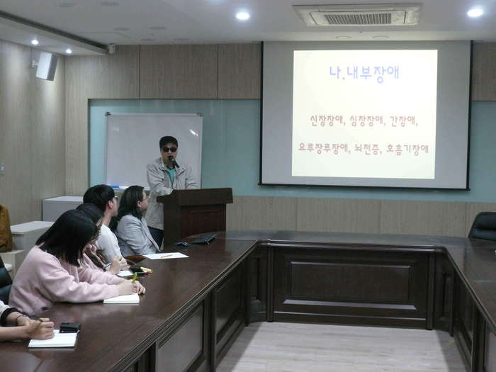 프레젠테이션을 진행하고 있는 이상훈 팀장 모습 프레젠테이션을 진행하고 있는 이상훈 팀장 모습