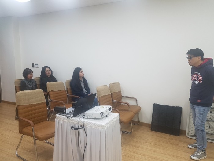 로사사회봉사회 직원들에게 강의하는 이상훈 강사모습 로사사회봉사회 직원들에게 강의하는 이상훈 강사모습