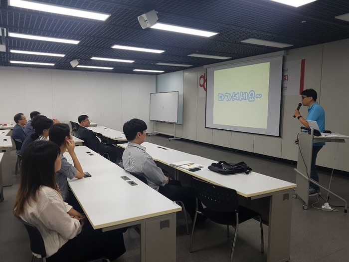 부산디자인진흥원에서 강의하는 이상훈팀장모습