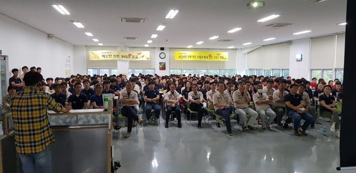 효성전기 직원들을 대상으로 강의하는 이상훈 강사모습