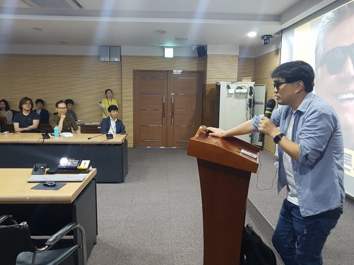 영화진흥위원회 직원들을 대상으로 교육하고 있는 이상훈 강사모습 영화진흥위원회 직원들을 대상으로 교육하고 있는 이상훈 강사모습
