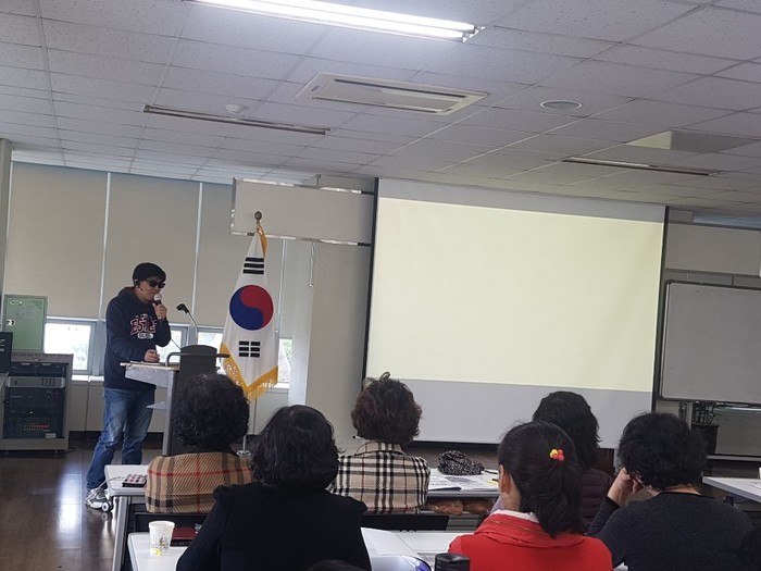 건강가정지원센터에서 교육하고 있는 이상훈 강사모습 건강가정지원센터에서 교육하고 있는 이상훈 강사모습