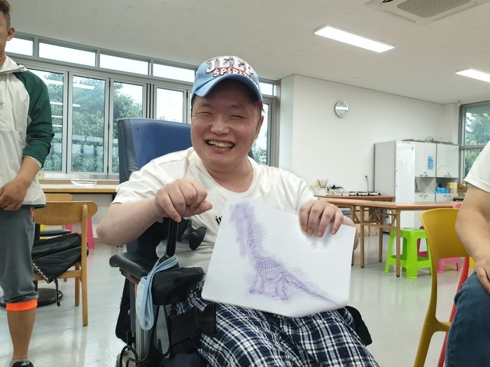 공룡그림 들고 웃는 연식씨 사진 공룡그림 들고 웃는 연식씨 사진