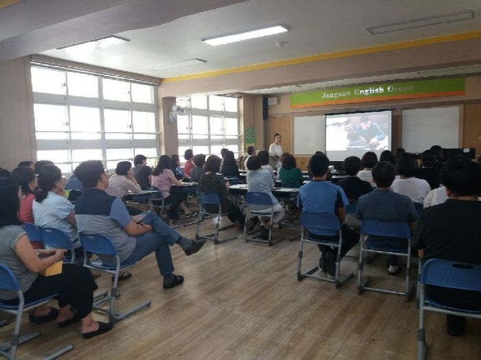 장산초등학교 교직원을 대상으로 강의하는 김경미 강사모습 장산초등학교 교직원을 대상으로 강의하는 김경미 강사모습