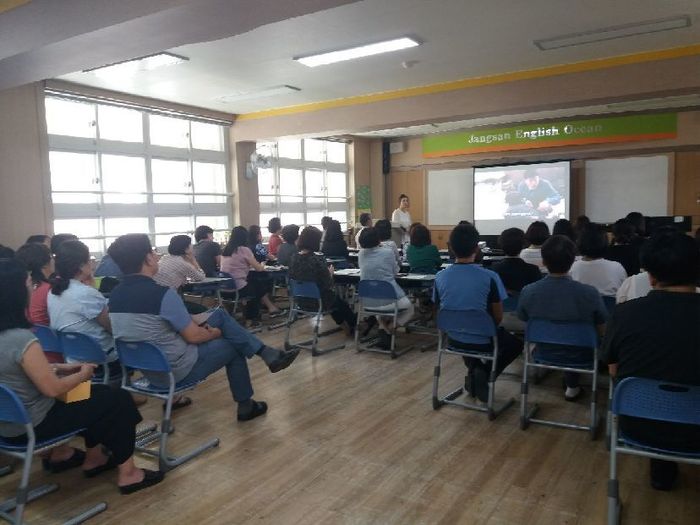 장산초등학교 교직원을 대상으로 강의하는 김경미 강사모습