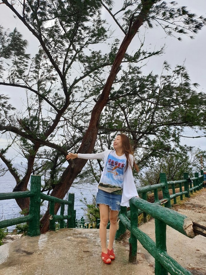 바닷가앞에서 팔 벌리고 있는 김정미 소장 바닷가앞에서 팔 벌리고 있는 김정미 소장