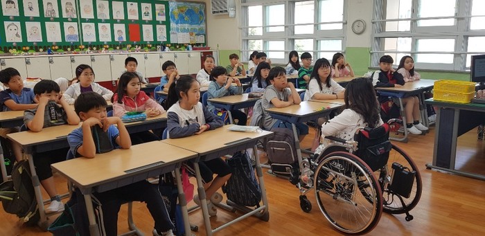 편견에 관하여 설명하고 있는 김윤정 강사 모습 편견에 관하여 설명하고 있는 김윤정 강사 모습