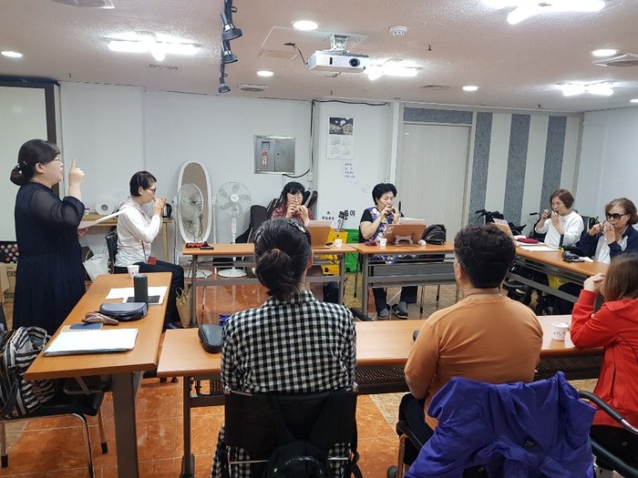 프로그램실에서 연습중인 소나기 프로그램실에서 연습중인 소나기