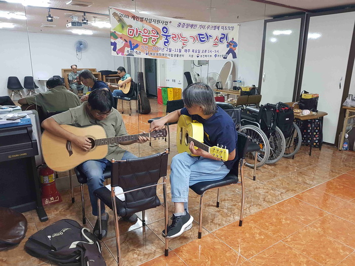 기타연습중인 박순서 주임 기타연습중인 박순서 주임