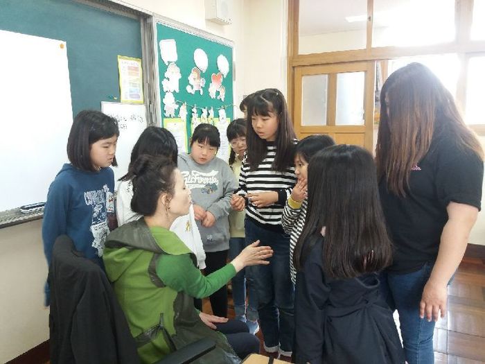 김경미 강사 주변으로 모여든 학생들 모습