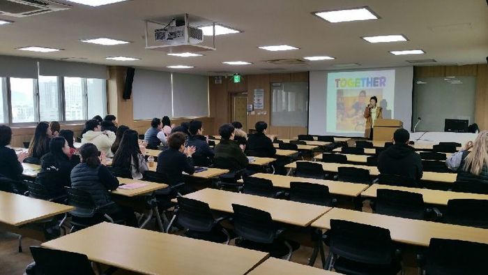 부산경상대학교에서 교육을 진행하는 모습 부산경상대학교에서 교육을 진행하는 모습
