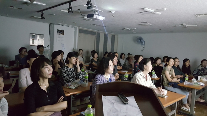 해운대장애인자립생활센터 활동지원사들을 대상으로 교육하는 모습