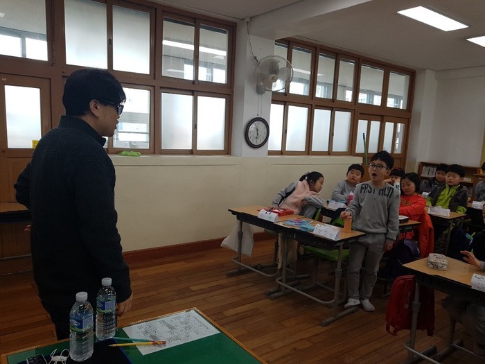 강사의 질문에 발표를 하는 학생 모습 강사의 질문에 발표를 하는 학생 모습