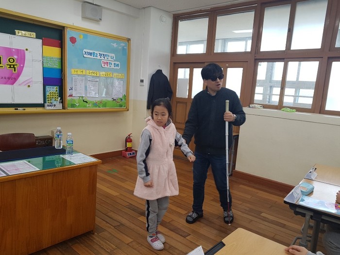 안내보행을 설명하고 있는 이상훈팀장모습 안내보행을 설명하고 있는 이상훈팀장모습